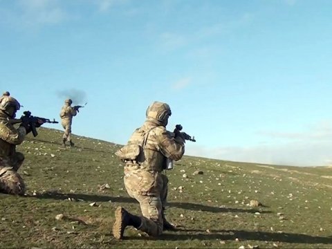 Komandolar şərti düşmən müdafiəsini yardılar - VİDEO