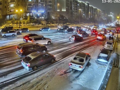 Qar Bakıda tıxaca səbəb oldu - FOTOLAR