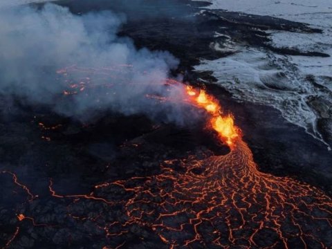 İslandiyada vulkan püskürdü