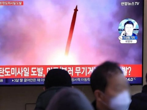 Şimali Koreya ballistik raket atdı