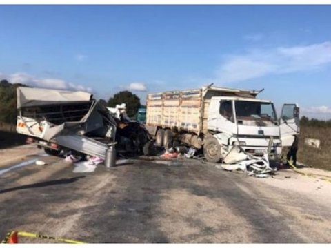 Şəmkirdə iki yük maşını toqquşdu - Ölən var