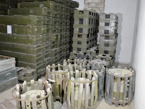 Qarabağda ermənilərin növbəti silah-sursat anbarı aşkarlandı - VİDEO