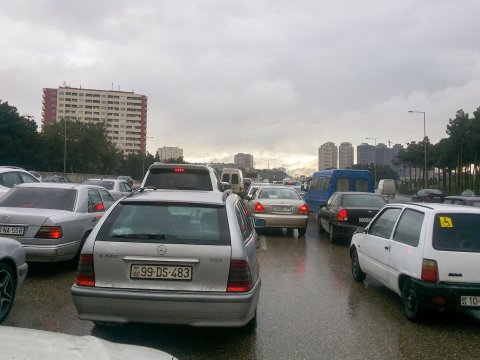 Deputat tıxaclardan şikayətləndi: Ömrümüzün 1,5 ilini tıxacda keçiririk...