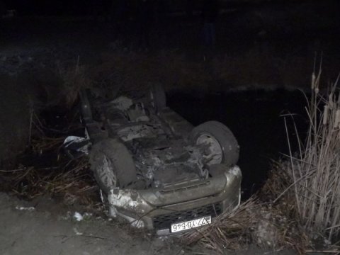 Dövlət qurumunun əməkdaşları qəzaya düşdü 