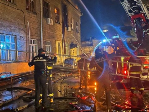 Sumqayıt yataqxanasındakı güclü yanğın söndürüldü - VİDEO