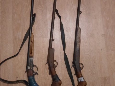 Sakinlər silahlarını könüllü polisə təhvil verdilər