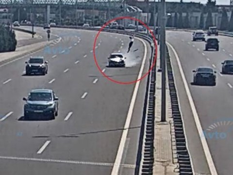 Bakıda dəhşətli qəza: Avtomobil qadını metrlərlə kənara tulladı - VİDEO