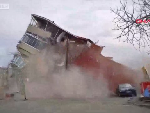 İstanbulda bina çökdü - VİDEO