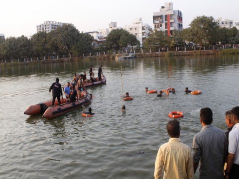 Məktəbliləri daşıyan qayıq aşdı - 16 ölü
