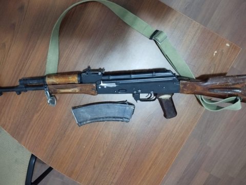 “Kalaşnikov”ları polisə təhvil verdilər 