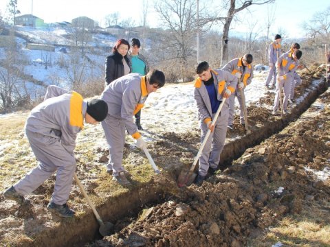 Məktəblilərdən təqdirəlayiq addım - Məşğələ üçün ayrılan pulla bağçaya su çəkdilər