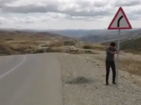 Yol nişanını sökdülər, polis araşdırma aparır - VİDEO