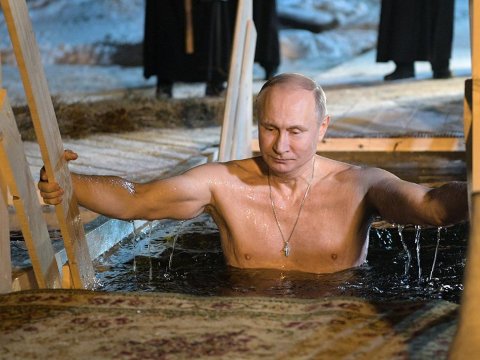 Putin buzlu su çuxuruna girdi - dini ayini icra etdi