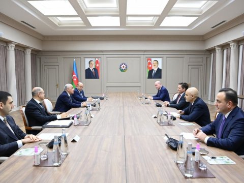 Əli Əsədov BP rəsmisi ilə görüşdü