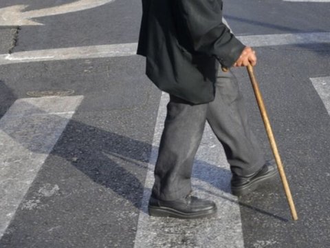 Gəncədə 84 yaşlı kişini maşın vurdu