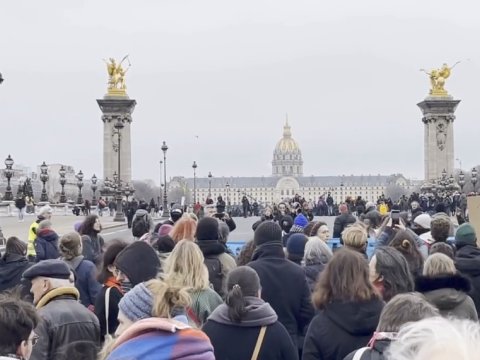 Eyfel qülləsinin qarşısında etiraz aksiyası - VİDEO