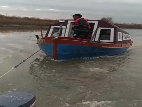 Kür çayında köməksiz qalan şəxslər xilas edildi - VİDEO