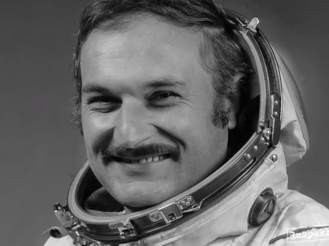 Orta məktəbi və institutu Bakıda bitirən məşhur KOSMONAVT