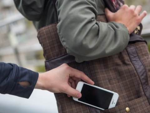 Bakıda soyğunçuluq - Vətəndaşı hədələyərək pulunu və telefonunu aldılar