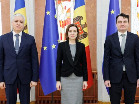 Səfirimiz etimadnaməsini Maya Sanduya təqdim etdi 