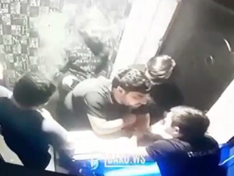 Bakıda dava: Gecə klubunun mühafizəçisi bıçaqlandı - Anbaan görüntülər