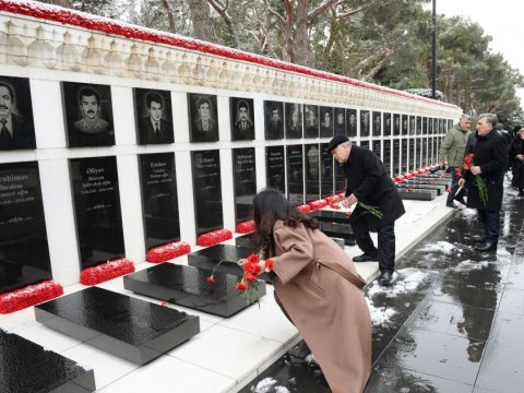 Özbəkistan deputatları Şəhidlər xiyabanında - FOTO