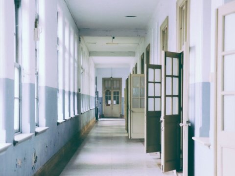 Məktəblərdə zorakılıq: “Şagirdlər “vorzakon”ları örnək götürür”