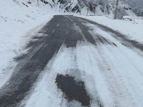 Bakı-Şamaxı-Yevlax yoluna qum-duz səpilir