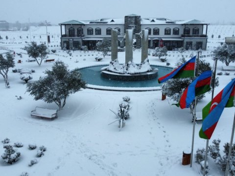 Ağ örpəyə bürünən Ağalı - FOTO