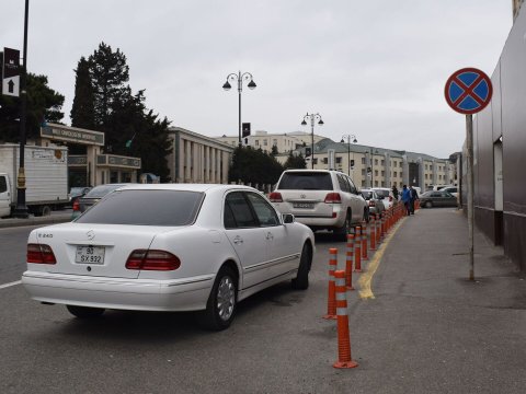 İş yerlərinin önündə avtomobili pulsuz parklamaq olar? - VİDEO