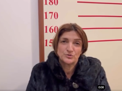 Pensiya düzəltmək adı insanları aldatdı, polis yaxaladı