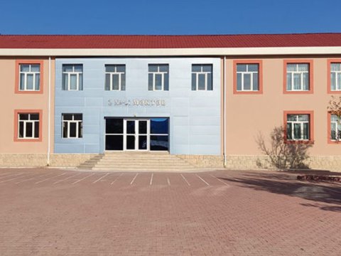 Məktəbdə tavanın bir hissəsi uçdu, müəllim xəsarət aldı - VİDEO