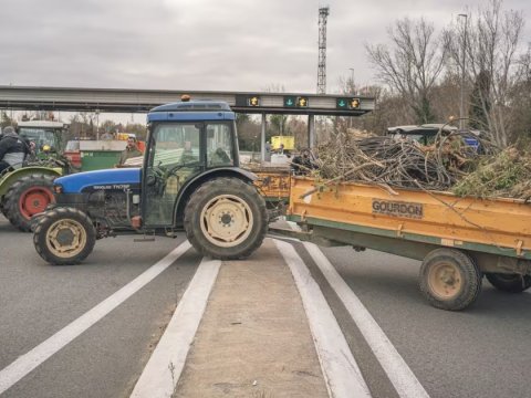 Fransada fermerlər yenidən ayağa qalxdı - Yolları bağladılar