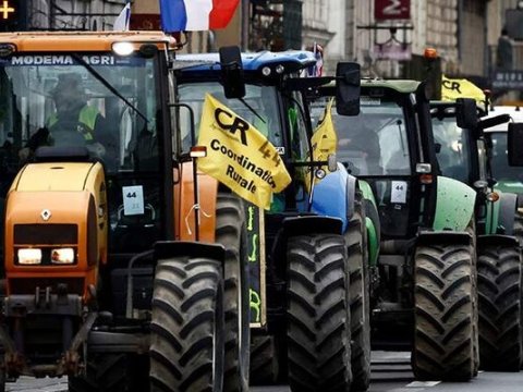 Fransız fermerlər Parisin yollarını bloklayacaqlar