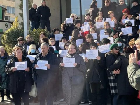 Həkimlər Səhiyyə Nazirliyi önündə aksiyaya çıxdı