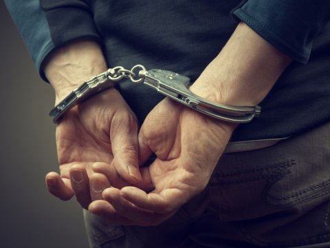 Avtomobilin mühərrikini oğurladı