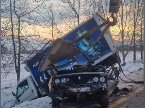 Yük maşını minik avtomobilinin üzərinə aşdı