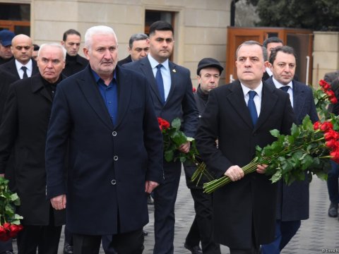 Nazir səfirliyimizə hücum zamanı ölən mühafizəçinin məzarını ziyarət etdi