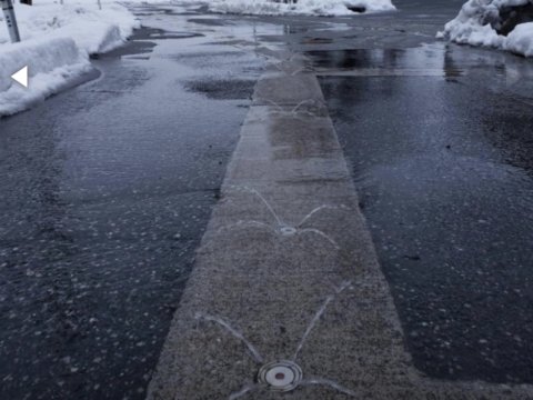 Küçələrdəki qarı əritmək üçün maraqlı üsul