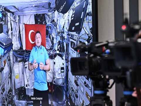 Kosmik stansiyada hamımız birlikdə yemək yeyirik - Türk astronavt