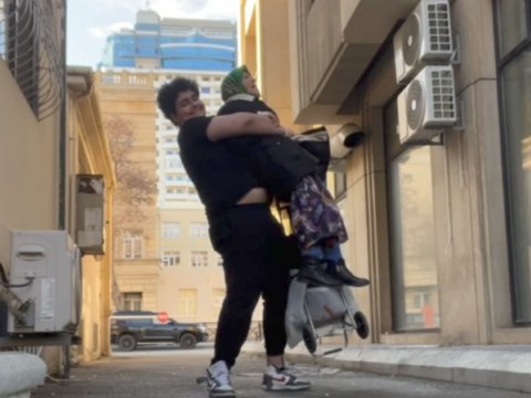 Yaşlı qadını qucağına alan yeniyetmə xəstəxanaya yerləşdirildi - RƏSMİ