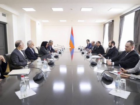 Mirzoyan Xameneinin müşaviri ilə görüşdü