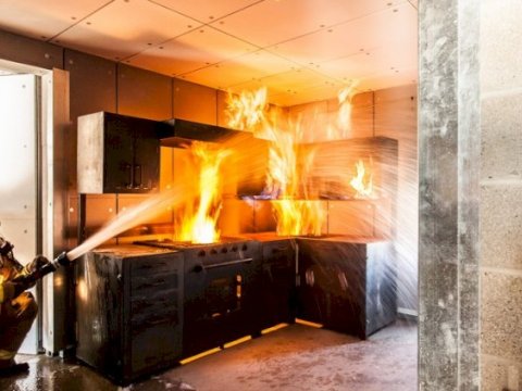 Bakıda ikimərtəbəli ev yandı - Xəsarət alan var