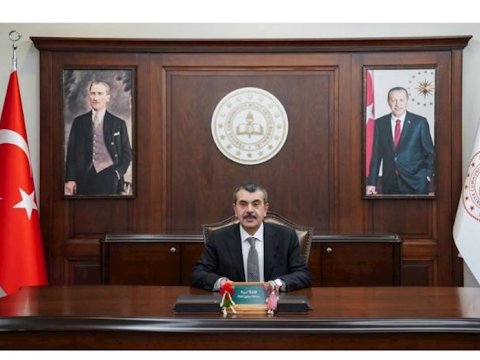 Türkiyənin təhsil naziri Fəxri və Şəhidlər xiyabanlarını ziyarət etdi
