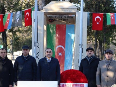 Səfirliyimizin kollektivi Rəsulzadənin məzarını ziyarət etdi - FOTO