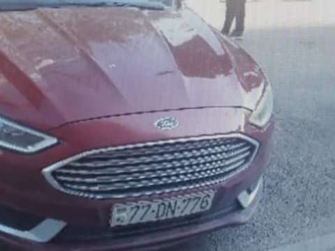 Maşını qanunsuz saxladı, onu cərimələyən polisə 