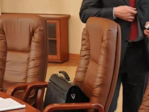 Nazir deputatın oğlunu işdən çıxardı