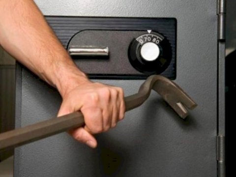 İçində 28 800 manat pul və qızıl olan seyf oğurlandı