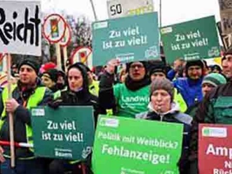 Berlində 150 mindən çox insan küçəyə çıxdı