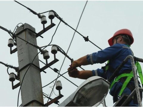 Biləsuvarda elektrik xətləri YENİLƏNİR